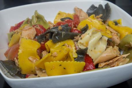 Ensalada de pasta, pimientos asados, atún y mejillones Ensalada de pasta, pimientos asados, atún y mejillones