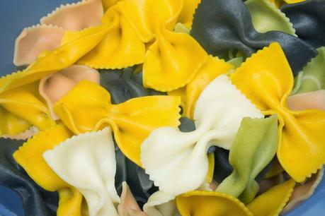 Ensalada de pasta, pimientos asados, atún y mejillones Ensalada de pasta, pimientos asados, atún y mejillones