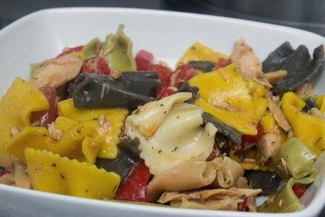 Ensalada de pasta, pimientos asados, atún y mejillones Ensalada de pasta, pimientos asados, atún y mejillones