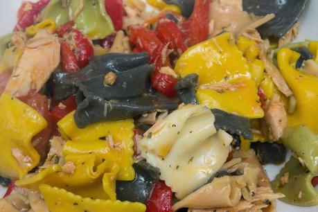 Ensalada de pasta, pimientos asados, atún y mejillones Ensalada de pasta, pimientos asados, atún y mejillones