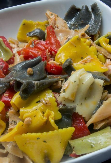 Ensalada de pasta, pimientos asados, atún y mejillones Ensalada de pasta, pimientos asados, atún y mejillones
