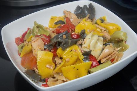 Ensalada de pasta, pimientos asados, atún y mejillones Ensalada de pasta, pimientos asados, atún y mejillones
