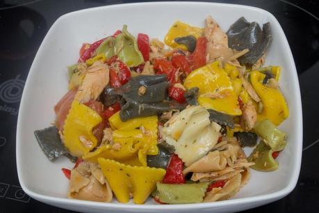 Ensalada de pasta, pimientos asados, atún y mejillones Ensalada de pasta, pimientos asados, atún y mejillones