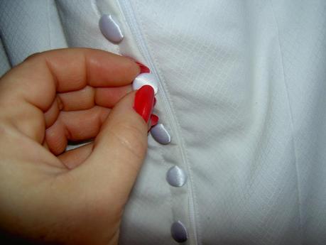 Abotonando un vestido de novia abotonando un vestido de novia