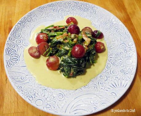 ESPINACAS EN CREMA DE ARZUA CON UVAS Y ALCAPARRAS