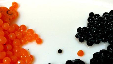 Crema de marisco Aneto con colas de cigala y caviar bicolor Crema de marisco Aneto con colas de cigala y caviar bicolor