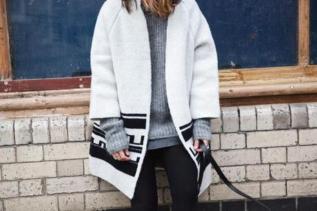 Ethnic_Coat-Black_And_White-Chained_Boots-Outfit-Street_Style-Coat-42