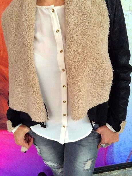 Double-sided jacket and ripped jeans. Mi Black friday. Double-sided jacket and ripped jeans. Mi Black friday.