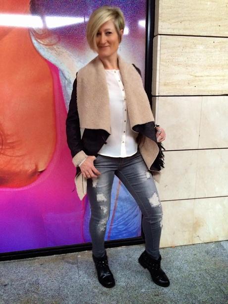 Double-sided jacket and ripped jeans. Mi Black friday. Double-sided jacket and ripped jeans. Mi Black friday.