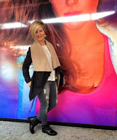 Double-sided jacket and ripped jeans. Mi Black friday. Double-sided jacket and ripped jeans. Mi Black friday.