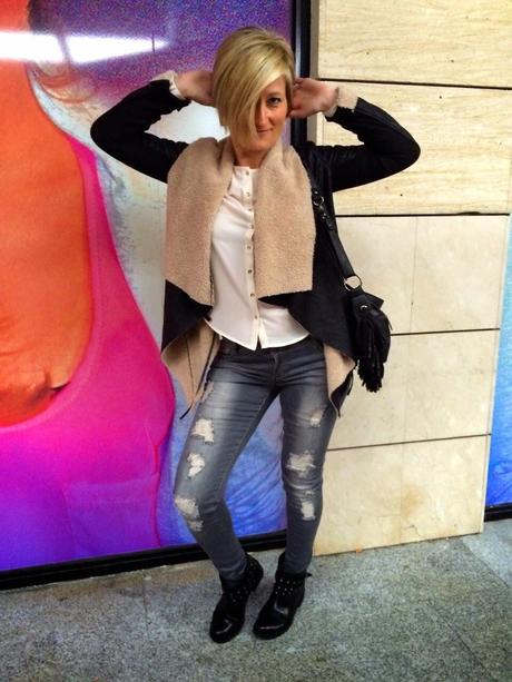 Double-sided jacket and ripped jeans. Mi Black friday. Double-sided jacket and ripped jeans. Mi Black friday.