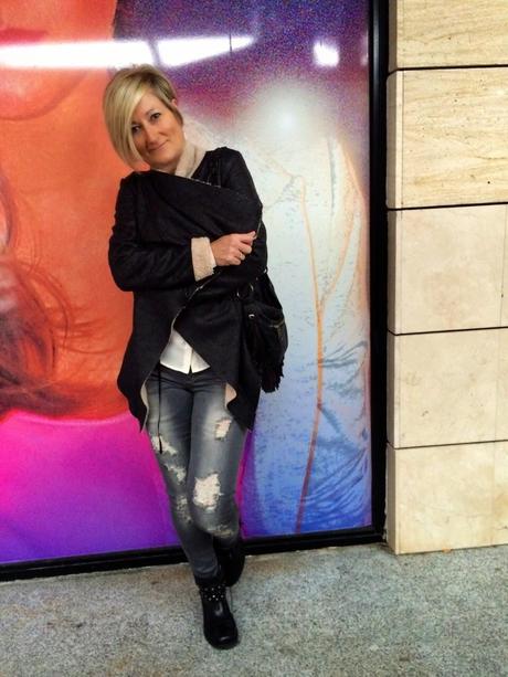 Double-sided jacket and ripped jeans. Mi Black friday. Double-sided jacket and ripped jeans. Mi Black friday.