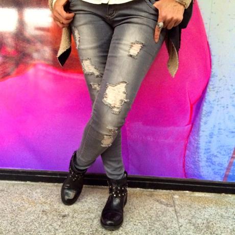 Double-sided jacket and ripped jeans. Mi Black friday. Double-sided jacket and ripped jeans. Mi Black friday.