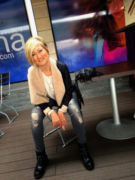 Double-sided jacket and ripped jeans. Mi Black friday. Double-sided jacket and ripped jeans. Mi Black friday.