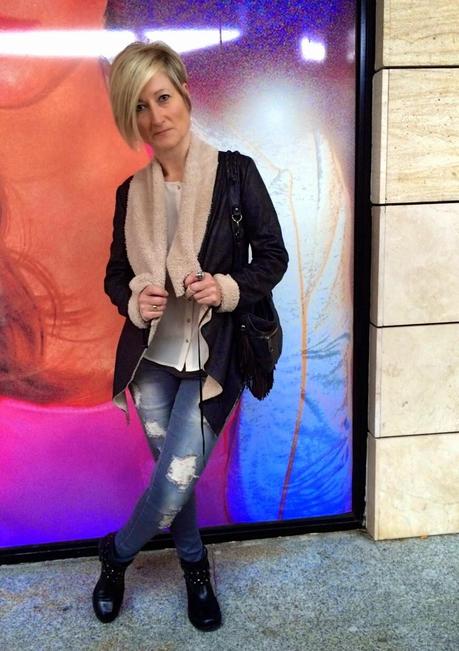 Double-sided jacket and ripped jeans. Mi Black friday. Double-sided jacket and ripped jeans. Mi Black friday.