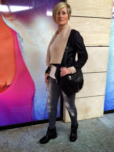 Double-sided jacket and ripped jeans. Mi Black friday. Double-sided jacket and ripped jeans. Mi Black friday.