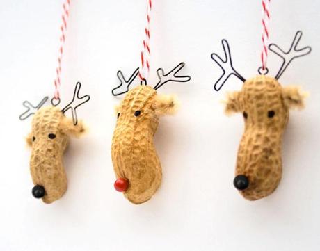 Adornos navideños en forma de renos hechos con cacahuetes