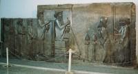 La leyenda de Alejandro Magno Detalle relieve gesto de Proskynesis a un monarca persa.