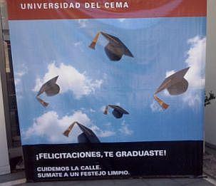 Festejo de graduados en la vía pública. Huevos sí, barro no Festejo de graduados en la vía pública. Huevos sí, barro no