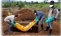 Empleados de servicios funerarios enterrando cadáveres en Sierra Leona 