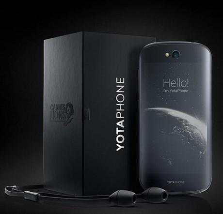 El YotaPhone tiene la pantalla táctil en la parte delantera y trasera Yotaphone 2 - con dos pantallas