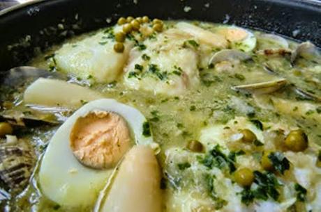 6 recetas de Pescado en salsa http://www.lasrecetasfacilesdemaria.com/2013/04/merluza-la-vasca-guria.html
