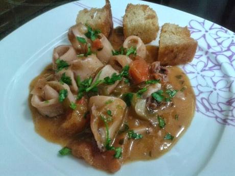 6 recetas de Pescado en salsa http://mesabeamalaga.blogspot.com.es/2014/01/calamares-la-malaguena.html