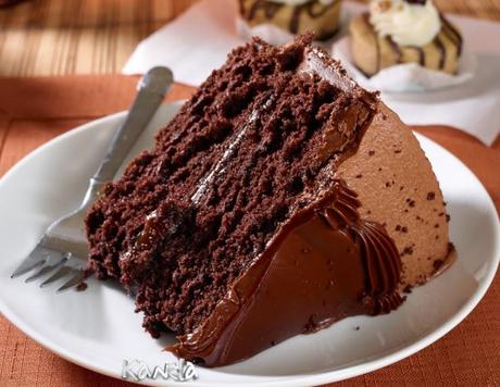 TARTA DE CHOCOLATE CON JARABE DE FRESA TARTA DE CHOCOLATE CON JARABE DE FRESA