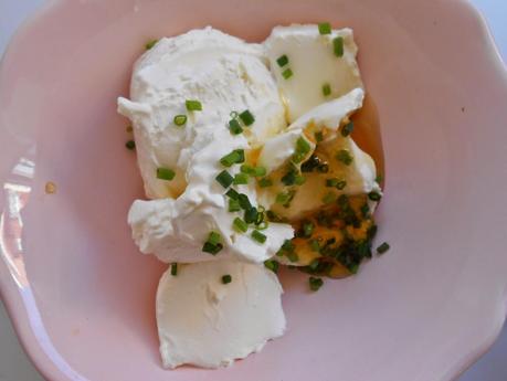 Galletas de mostaza y queso con dip de queso crema Galletas de mostaza y queso con dip de queso crema