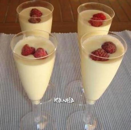 Chupitos de crema de queso, trufa y frambuesa Chupitos de crema de queso, trufa y frambuesa