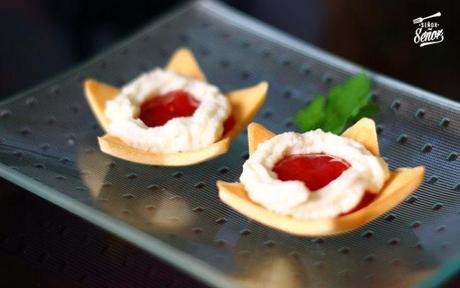 Estrellas de crema de queso Cabrales con mermelada de pimiento rojo aperitivo-delicioso
