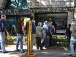 Si eres español y vives fuera debes registrarte en el Consulado.