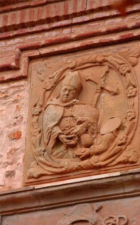 Grabado en la fachada del convento de Agustinos de Fuenllana. Autor, desconocido