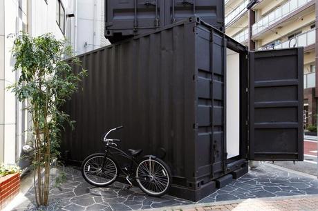 Dos contenedores en pleno Tokio, una pequeña construcción diseñada varios usos Dos contenedores en pleno Tokio, una pequeña construcción diseñada varios usos