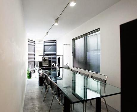 Dos contenedores en pleno Tokio, una pequeña construcción diseñada varios usos Dos contenedores en pleno Tokio, una pequeña construcción diseñada varios usos