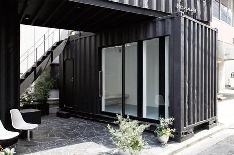 Dos contenedores en pleno Tokio, una pequeña construcción diseñada varios usos Dos contenedores en pleno Tokio, una pequeña construcción diseñada varios usos