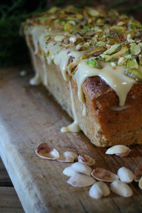 Bizcocho de pistachos con cobertura de queso crema y toffee