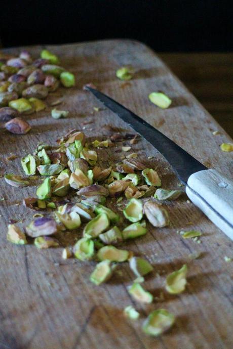 Bizcocho de pistachos con cobertura de queso crema y toffee