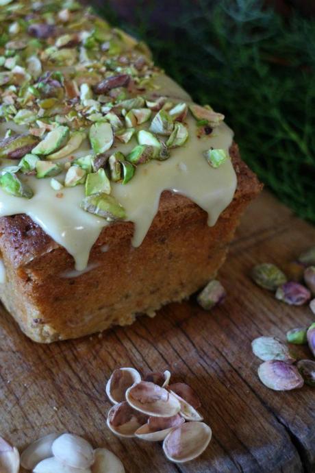 Bizcocho de pistachos con cobertura de queso crema y toffee