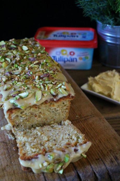 Bizcocho de pistachos con cobertura de queso crema y toffee