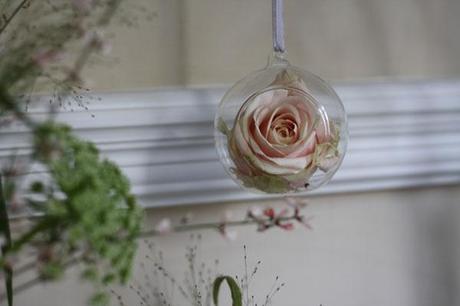 Operación “decoración bodas” vs “decoración navideña” Jarrón colgante y rosa preservada. Exquisitos y elegantes