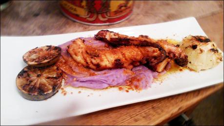 Pulpo a la lima con puré de cebolla morada y tierra de la Vera Pulpo a la lima con puré de cebolla morada y tierra de la Vera en Taberna La Lata de Sardinas