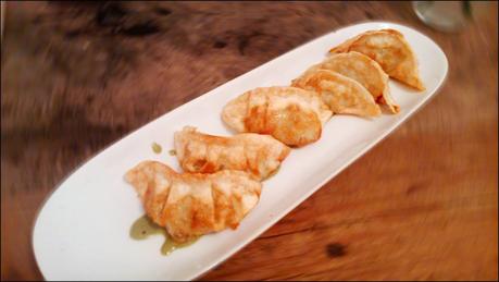 Gyozas con salsa de soja y mostaza verde Gyozas en la Taberna La Lata de Sardinas