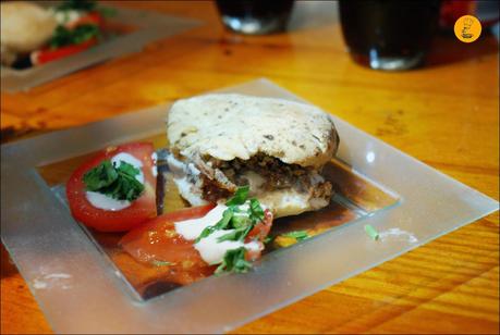 Samaná: Mini chawerna al carbón con guarnición de Humus Samaná: Mini chawerna al carbón con guarnición de Humus