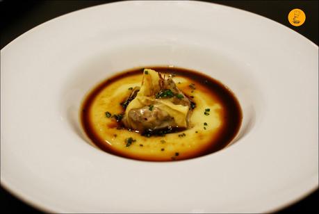 Villa de Foz: Wonton de rabo de toro, patata trufada y jugo de carne Villa de Foz: Wonton de rabo de toro, patata trufada y jugo de carne