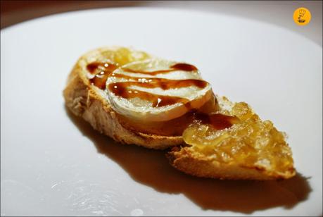Casa Puebla: Tosta de queso de cabra con cebolla caramelizada y reducción balsámica de frambuesa Casa Puebla: Tosta de queso de cabra con cebolla caramelizada y reducción balsámica de frambuesa