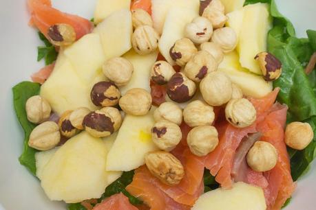 Ensalada de salmón con salsa de mango y jengibre