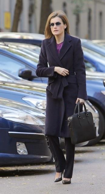 Dña. Letizia con abrigo cruzado, traje y maletín de Boss