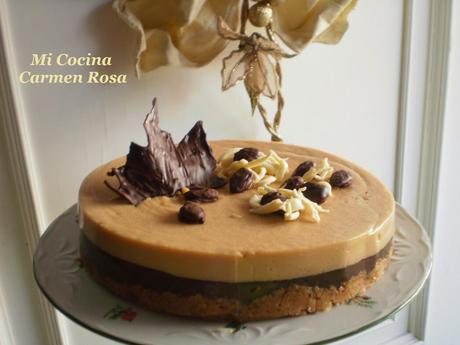 PASTEL DE TURRON Y CHOCOLATE CON ALMENDRAS CHOCOLATEADAS Y FIDEOS DE CHOCOLATE BLANCO PASTEL DE TURRON Y CHOCOLATE CON ALMENDRAS CHOCOLATEADAS Y FIDEOS DE CHOCOLATE BLANCO