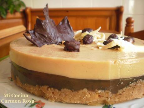 PASTEL DE TURRON Y CHOCOLATE CON ALMENDRAS CHOCOLATEADAS Y FIDEOS DE CHOCOLATE BLANCO PASTEL DE TURRON Y CHOCOLATE CON ALMENDRAS CHOCOLATEADAS Y FIDEOS DE CHOCOLATE BLANCO